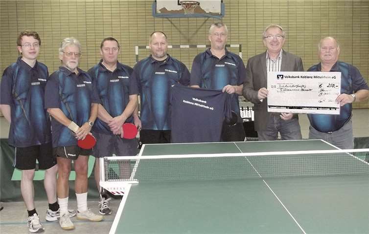 Große Freude beim TTV Oberwinter über den Besuch von Heinz Engels (2.v.r.) , der den Scheck von 250 Euro an Heinz Decker (rechts) überreichte.privat