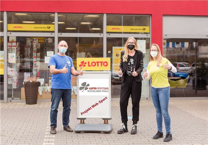 Große Freude beim TuS Niederoberweiler: Die Lotto-Stiftung mit Unterstützung der LOTTO-Stelle und Postfiliale Elke Schäfer untersützt das Projekt Web-Sport. Foto: Simone Kellner Photography