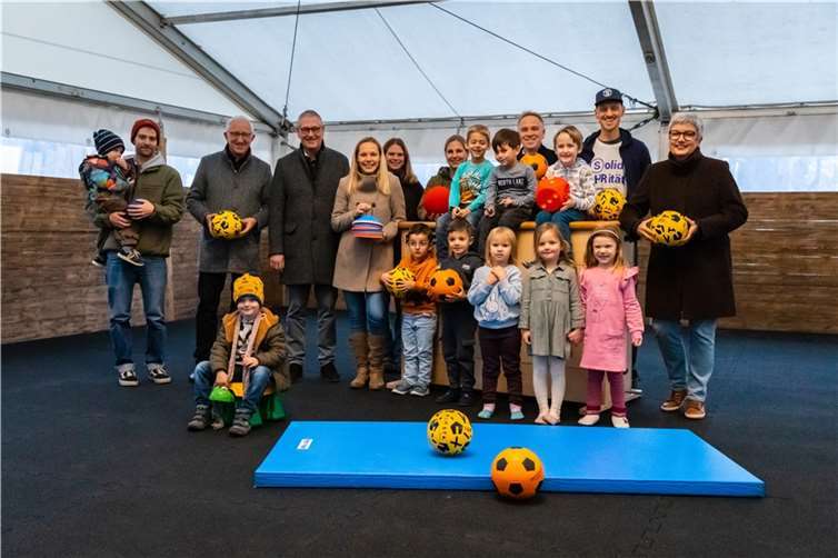 Große Freude beim Vor-Ort-Treffen im Sportzelt: Der Erste Beigeordnete Peter Diewald (4.v.l.) im Kreise der Spenderinnen und Spender.  Foto: Max Harrus