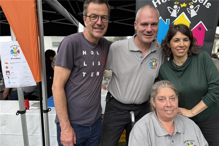 Große Freude der „Helf-Angels“ bei der Spendenübergabe auf dem Trödelmarkt des Vereins: v.l. der Pianist Klaus Steffes-Holländer, Vereinsvorsitzender Michael Flohr, Sopranistin Natasha Lopéz, Sonja Hickmann, 2. Vorsitzende