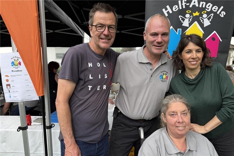 Große Freude der „Helf-Angels“ bei der Spendenübergabe auf dem Trödelmarkt des Vereins: v.l. der Pianist Klaus Steffes-Holländer, Vereinsvorsitzender Michael Flohr, Sopranistin Natasha Lopéz, Sonja Hickmann, 2. Vorsitzende