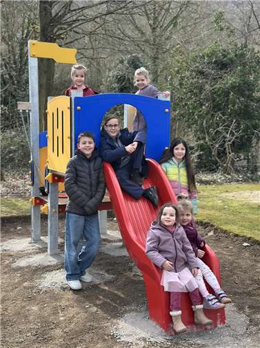 Große Freude für die jüngsten Namedyer: Der beliebte Waldspielplatz wurde um ein neues Spielgerät speziell für die Kleinsten erweitert. Foto: privat