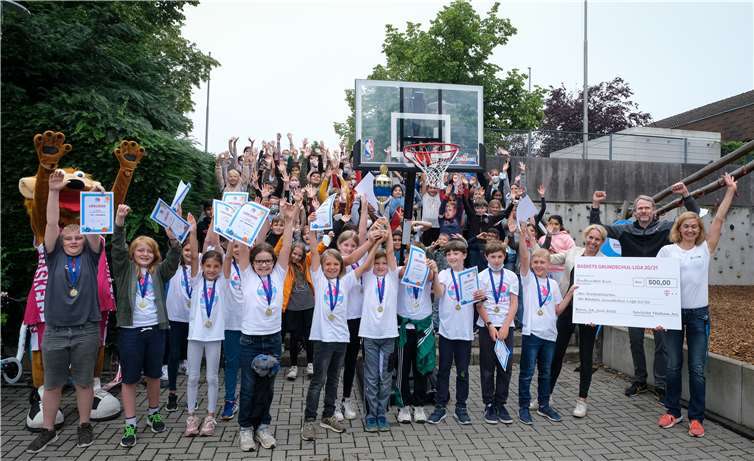 Große Freude gab es auch bei der Siegerehrung bei der KGS Meckenheim. Stolz präsentieren die Kids die Urkunden, Medaillen und zeigen ihren gewonnenen Scheck in Höhe von 500 Euro.