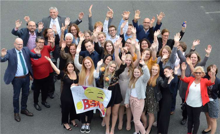 Große Freude herrscht bei den Absolventinnen und Absolventen der BILDUNGSWERKstadt: Akademie für Gesundheitsfachberufe St. Vincenz, Limburg zu denen auch Franziska Schmalebach, Alisa Brücker und Moritz Joos als Auszubildende des Ev. Krankenhauses Dierdorf/Selters gehören. Pflegedirektorin Sabine Schmalebach (rechts) und Geschäftsführer Guido Wernert (3.v.l.) freut sich mit den jungen Gesundheits- und Krankenpflegern.Foto: privat