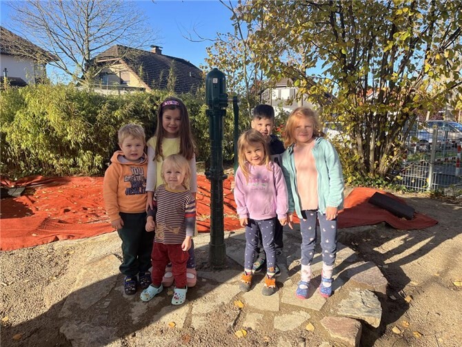 Wasser marsch!  Große Freude herrscht bei den Kindern aus der Elterninitiative Flohkiste in Altendorf/Ersdorf. Passend zu den heißen Tagen, wurde die neue Wasserpumpe im Außenbereich freudestrahlend von den Kindern in Betrieb genommen. Foto: privat