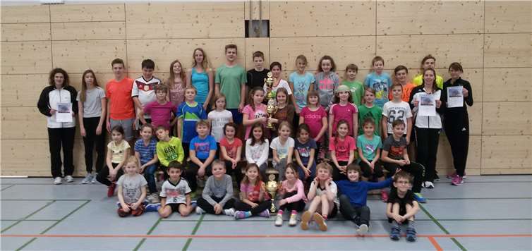 Große Freude herrscht bei den Leichtathleten des VfB Linz über gleich drei Pokale.  Privat