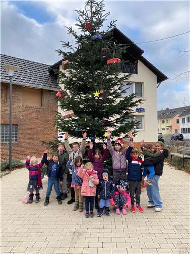 Große Freude herrschte am Ende, als der Weihnachtsbaum prachtvoll geschmückt in der Dorfmitte stand.  Foto: privat