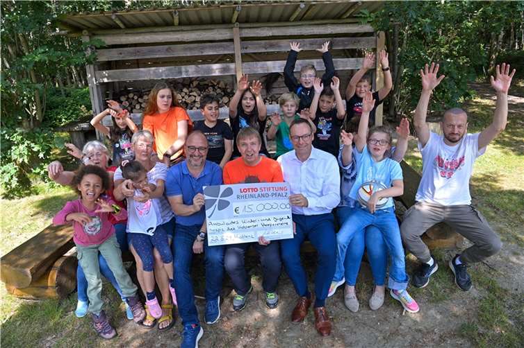 Große Freude herrschte bei Klein und Groß, als Dirk Griesel vom Hospizverein Koblenz (Mitte) den Scheck der Lotto RheinlandPfalz – Stiftung entgegennehmen konnte. Überbracht hatten das Geld der stellvertretende Vorstandsvorsitzende Dr. Alexander Wilhelm (3.v.r.) und Stiftungs-Geschäftsführer Frank Zwanziger (3.v.l.).  Foto: Lotto Rheinland-Pfalz / Peter Seydel