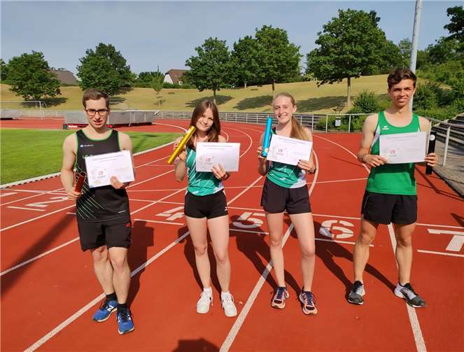 Große Freude herrschte bei Lisa Ohrem, Melina Braun, Lasse Redemann und Tobias Gleisner für die außergewöhnliche Ehrung. Foto: Stefan Gleisner