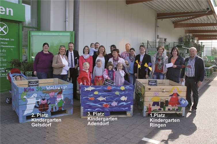 Große Freude herrschte bei allen Beteiligten, als Heiko Ulrich, Vorstand der Raiffeisenbank Grafschaft-Wachtberg eG (3.v.l.), und Carsten Berke, Raiffeisen Rhein-Ahr-Eifel Handelsgesellschaft (4.v.r.), die Gewinne übergaben.privat