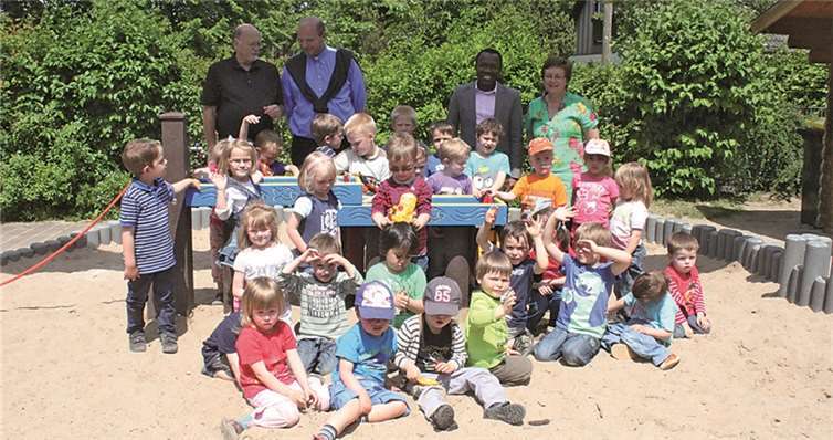 Große Freude herrschte bei allen Beteiligten, als die neue Wasserspielanlage pünktlich zum Sommerbeginn in Betrieb genommen werden konnte. privat