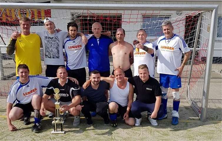 Große Freude herrschte bei den Alten Herren Sayn über den errungenen Pokal.privat