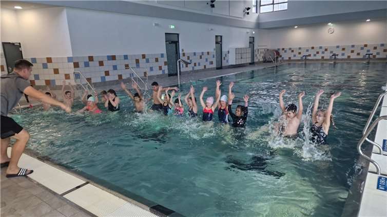 Große Freude herrschte bei den Mädchen und Jungen der Klasse 5c und 5d.  Foto: Sandra Hagedorn