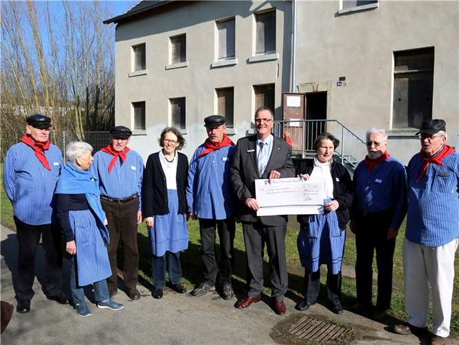 Große Freude herrschte bei den Mitgliedern des Mühlenvereins über den Scheck von 1.200 Euro von Raiffeisenbank-Regionalleiter Heinz Brun.StF