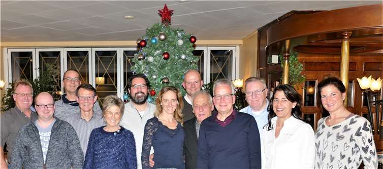 Große Freude herrschte bei der Elterninitiative, die mit dem Verkaufsstand auf dem Weihnachtsmarkt Geld für einen Ersatz des zerstörten Bauwagens erlösen möchte. Und auch der Vorstand des Gewerbevereins war froh, spontan für eine gute Sache in die Tasche gegriffen zu haben. EICH