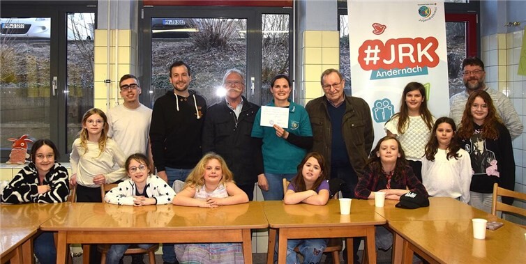 Große Freude herrschte bei der Jugendrotkreuzabteilung bei der Spendenübergabe durch Amtmann Hans-Josef Fuchs und Mitglieder des Schöffenstuhls.Foto: privat