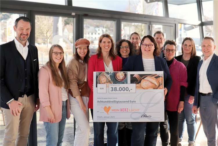 Große Freude herrschte bei der Scheckübergabe.  Foto: Lohners