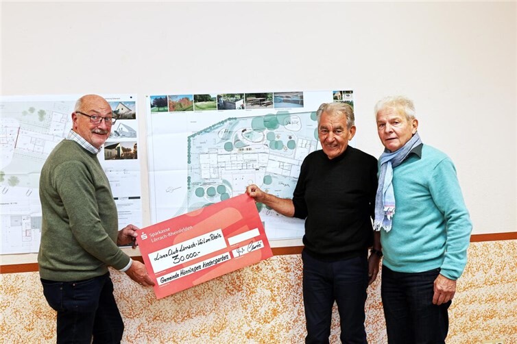Große Freude herrschte bei der Spendenübergabe.  Foto: Werner Dreschers