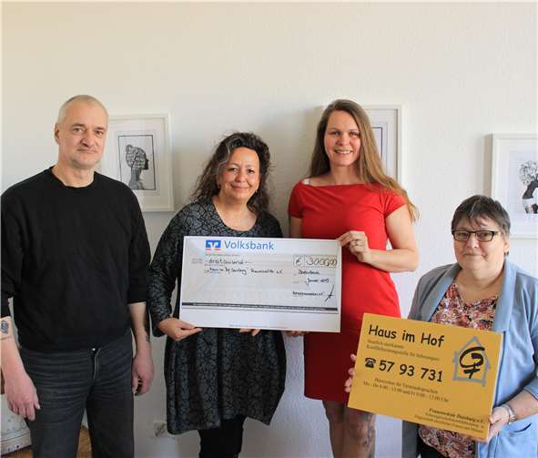 Große Freude herrschte bei der Spendenübergabe in Duisburg: Stellvertretender Vorsitzender Claus Osten-Wulfhorst, Iris Krämer, Sylvia Pitzen und Elisabeth Ritter-WeinerFoto: Adventsmenschen e.V.