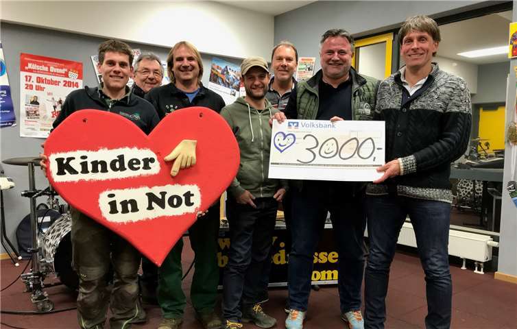 Große Freude herrschte bei der Spendenübergabe.Privat