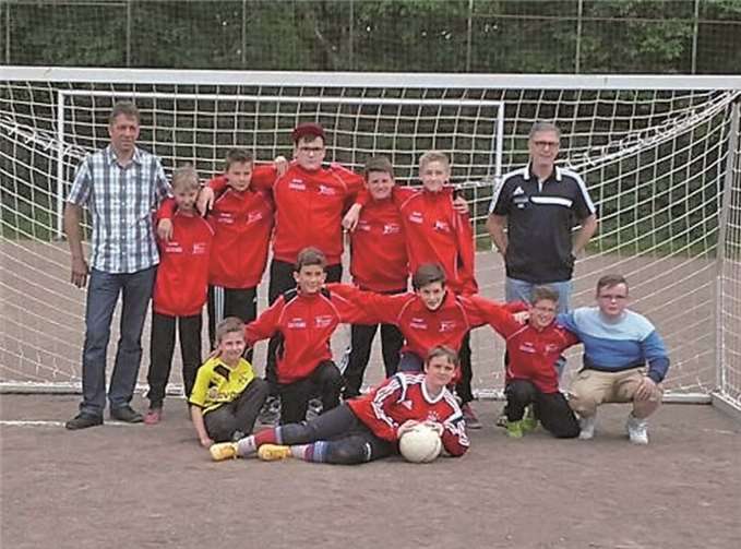 Große Freude herrschte bei der Übergabe der neuen Anzüge (hinten von links): Alfred Schüller, Simon Maxein, Philipp Schüller, Maximilian Nickenig, Tim Zens, Leon Nett, Rainer Rech. Vorn von links: Max Nett, Arben Sejdija, Nils Scharrenbach, Elias Schüller. Vorn liegend: Torwart Simon Weiler.privat