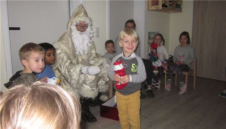 Große Freude herrschte beiden Kindern über die Geschenke des Nikolauses. Foto: Städtische Tagesstätte Haus Maria Anna