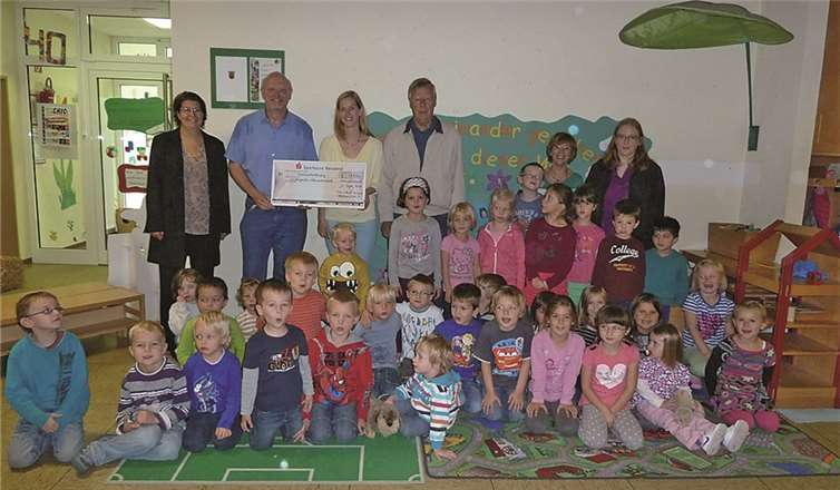 Große Freude herrschte im katholischen Kindergarten, als die Vertreter der FWG die Spende überreichten. privat