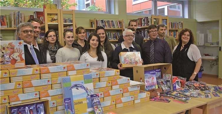 Große Freude herrschte in der Bibliothek der Barbarossa Realschule plus bei der ganzen Schulgemeinschaft ob der großzügigen Spenden aus der Sinziger Geschäftswelt und vieler Einzelpersonen. AB