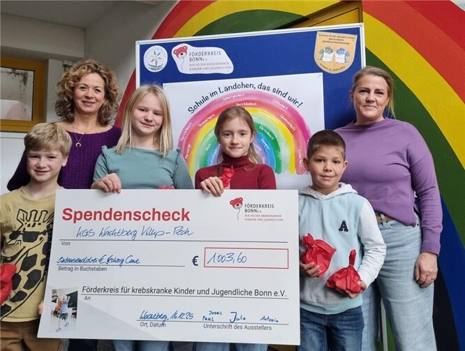 Große Freude herrschte in der KGS Wachtberg-Villip am Schulstandort Pech, als die Schulsprecher beider Schulstandorte einen Spendenscheck in Höhe von 1003,60 Euro an den Förderkreis für krebskranke Kinder und Jugendliche Bonn übergaben. Foto: privat