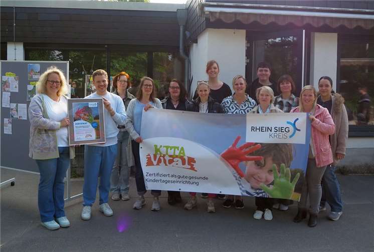 Große Freude herrschte innerhalb des Kita-Teams, als Stefan Senkel von der städtischen Jugendhilfe (2.v.l.) die Urkunde an Kita-Leiterin Simone Kerz (links) überreichte. Foto: Stadt Meckenheim