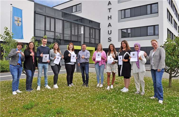 Große Freude herrschte vor dem Meckenheimer Rathaus für: (v.l.n.r. ) Britta Röhrig, Silke Grohs, Jan Mager, Julia Unruh, Katherine Klein, Bürgermeister Holger Jung, Karla Morelli, Celin Zeiske, Katharina Arndt, Quardia Al-Jaoui und Christine Hilger (nicht anwesend: Tom Melchior). Foto: Stadt Meckenheim