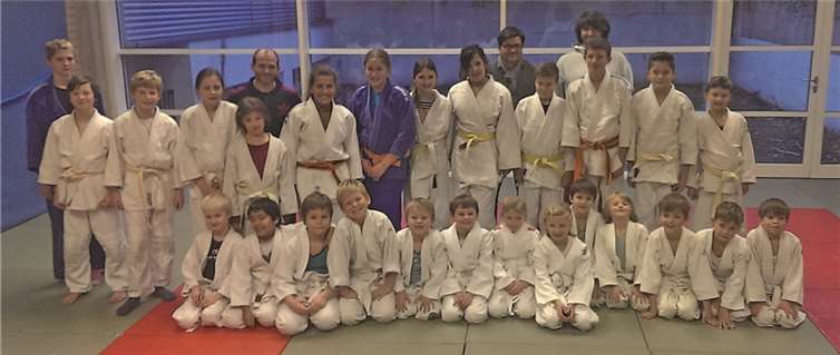 Große Freude herrshcte bei den 25 Prüflingen, die den nächsten Gürtel schafften. privat