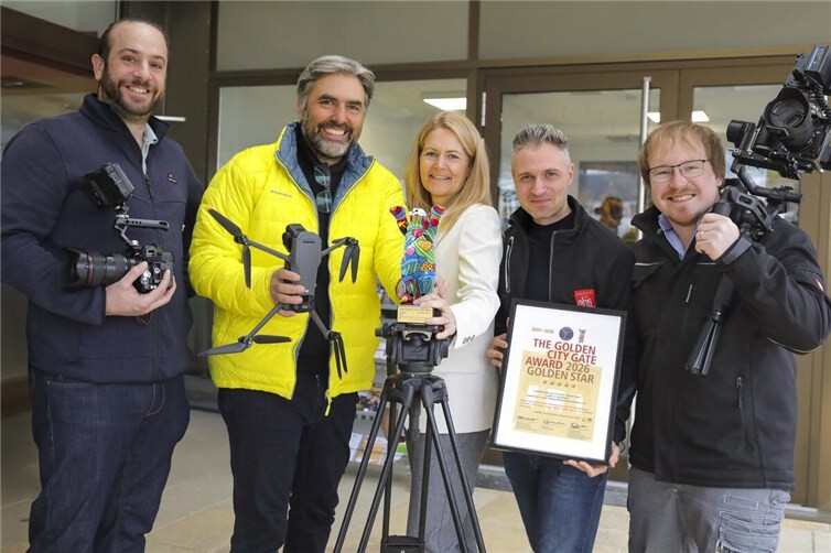 Große Freude im Ahrtal über die Film-Auszeichnung: Andreas Ennenbach, Dominik Ketz, Meike Carll, Max Harrus und Markus Werner. 