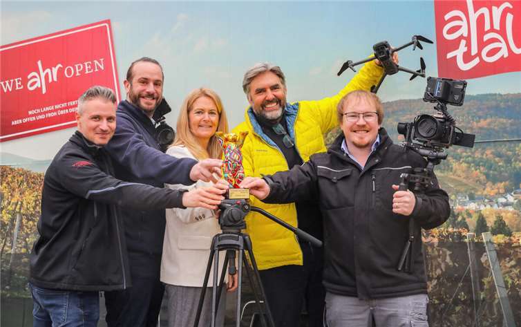 Ahrtal erhält Auszeichnung für Imagevideo Große Freude im Ahrtal über die Film-Auszeichnung: Max Harrus, Andreas Ennenbach, Meike Carll, Dominik Ketz und Markus Werner. Foto: Carmen Lindlar