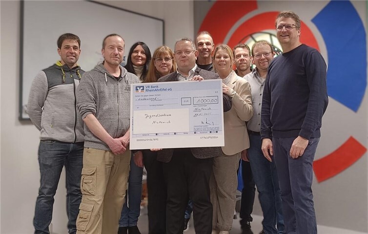Große Freude im Jugendzentrum Nickenich: Die Wirtschaftliche Arbeiter Vereinigung (WAV) Nickenich hat dem Jugendzentrum eine Spende in Höhe von 1.000 Euro überreicht. Foto: privat