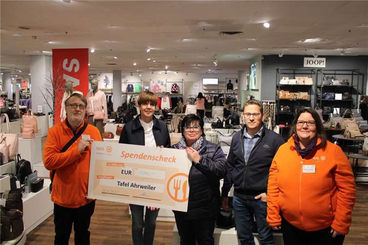Große Freude im Kaufhaus Moses: Geschäftsleiterin Pia Steinborn (2.v.l.) und Patrick Küpper (4.v.l.), Mitglied der Unternehmensleitung der Moses-Gruppe, überreichten kürzlich einen Scheck in Höhe von 1.000 Euro an die Tafel Ahrweiler. Die ehrenamtlichen Mitarbeiter Kuno Herchenbach und Anita Hirsch sowie Tafel-Koordinatorin Mirjam Hagebölling bedankten sich sehr herzlich für die Spende.  Foto: DU