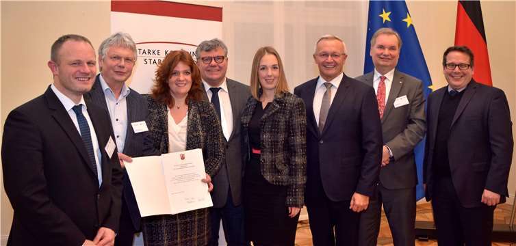 Große Freude im Kreis Neuwied. elf Kommunen am nördlichen Mittelrhein, darunter die Kommunalvertreter der Stadt Neuwied und der Verbandsgemeinden Bad Hönningen, Linz und Unkel nahmen die Anerkennungsurkunden des Innenministeriums, begleitet von Landrat Achim Hallerbach und dem 1. Kreisbeigeordneten Michael Mahlert, entgegen. Bild: v.l.n.r.: Jan Einig/Oberbürgermeister Stadt Neuwied, Reiner, W. Schmitz/ 1. Beigeordneter der VG Bad Hönningen , Sandra Weeser/ MdB, Michael Mahlert/1. Kreisbeigeordneter Landkreis Neuwied, Ellen Demuth/MdL; Achim Hallerbach/Landrat Landkreis Neuwied, Karsten Fehr/Bürgermeister VG Unkel, Thomas Linnertz/Präsident ADD Trier.Kreisverwaltung