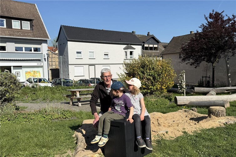 Große Freude im Piko Park: Die neue wetterfeste Aufbewahrungsbox am Sandkasten wurde von den Kindern sofort in Beschlag genommen