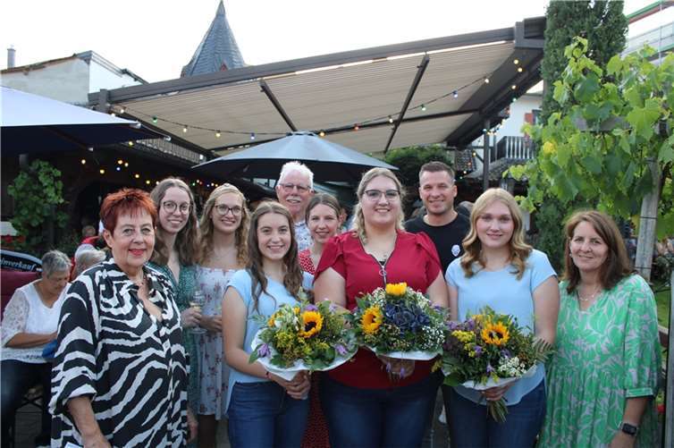 Große Freude in Dernau bei der Bekanntgabe der kommenden Weinmajestäten, von links Ingrid Näkel-Surges (Vorstand Verkehrsverein Dernau), Julia Wollersheim (Weinprinzessin 2023/24), Laura Nietgen (Ahrweinprinzessin und Dernauer Weinkönigin 2023/24), Anna Thiel (Weinprinzessin 2024/25), Alfred Sebastian (Bürgermeister), Anne-Sophie Kastenholz (Weinprinzessin 2023/24), Alina Riske (Weinkönigin 2024/25), David Fuhrmann (designierter Bürgermeister), Carla Poppelreuter (Weinprinzessin 2024/25), Elke Surges (Verkehrsverein Dernau). Foto: DU
