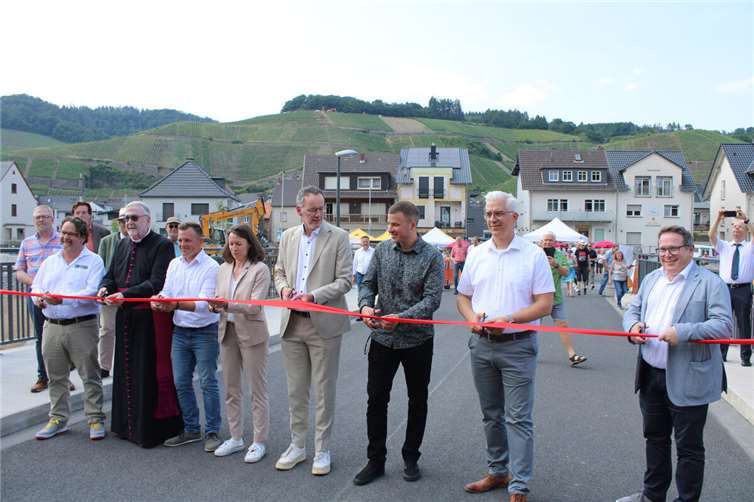 Große Freude in Dernau: die neue Weinbaubrücke verbindet ab sofort wieder beide Ahr-Seiten des Ortes. Zur offiziellen Einweihung waren unter anderem RLP-Innenminister Michael Ebling, Landrätin Cornelia Weigand und Verbandsbürgermeister Dominik Gieler nach Dernau gekommen.