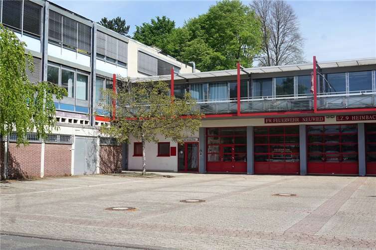 Große Freude in Heimbach-Weis. Der Stadtrat gab grünes Licht für den Abriss und Neubau des Feuerwehrhauses in Höhe von rund 8 Mio. Euro.  Fotos: FF