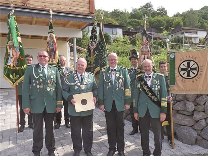 Große Freude in Leubsdorf: Uwe Walkenbach (l.), Torsten Kerres (2. v. r.) und Frank Nowak (r.) mit dem neuen Bezirkskönig Manfred Lorscheid und den Fahnenabordnungen der Brudervereine. STUKO