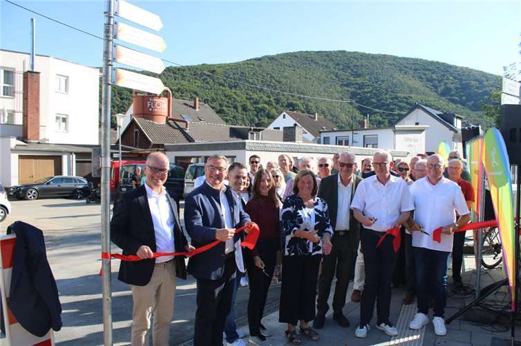 Große Freude in Walporzheim, in der Kreisstadt und im Ahrtal: der neue Bahnhaltepunkt Walporzheim wurde offiziell seiner Bestimmung ünergeben. Fotos: DU