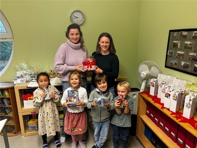 Große Freude in der Kita Löwenzahn: Die Tombola, organisiert vom Elternausschuss in enger Zusammenarbeit mit der Kita, war ein voller Erfolg. Insgesamt konnten 1.844,40 Euro eingenommen werden. Foto: privat