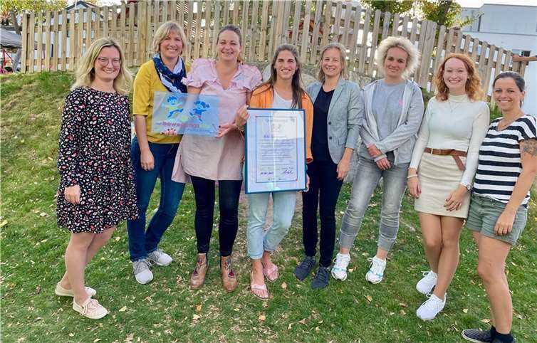 Große Freude in der Kita Sonnenschein bei der Übergabe des Qualitätssiegels (von links): Johanna Weyand (Verbandsgemeindeverwaltung Montabaur), Susanne Balmes und Bianca Kipfstuhl (Leitungsteam der Kita), Michéle Büthe (Erzieherin), Janka Heller (BAG), Nadine Wolf, Vanessa Wagner, Maria Jatho (Erzieherinnen).  Foto: Verena Reichelt / Kita Sonnenschein