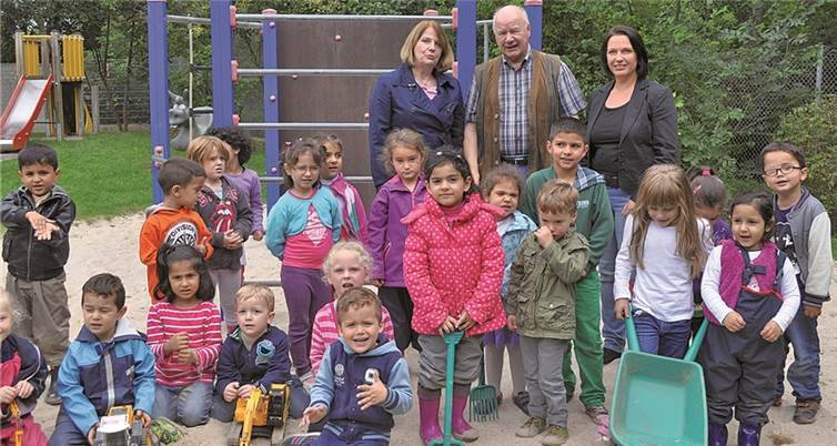Große Freude in der Kita „Villa Regenbogen“ über das tolle Spielzeug: (v.l.) Luise Engelhardt, Heinrich Braun, Sonja Crämer und die Kita-Kinder. Stadt Meckenheim
