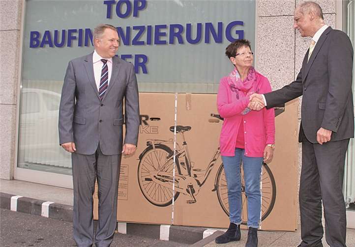 Große Freude in der Postbank Vertriebsdirektion in Koblenz, bei der Übergabe des E-Bike aus der Gewinnaktion. Vertriebsdirektor Manfred Ahlers, Gewinnerin Ruth Link und Verkaufsleiter Edgar Kretschmann. (v.l.) US