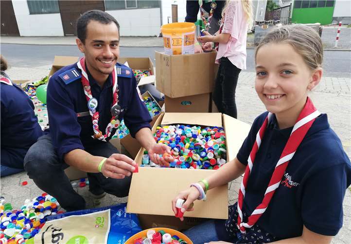 Große Freude kam bei Lynn (r.) und Jugendsprecher Friederich-Salah Farah (l.) auf, als sie die Deckel zählten.