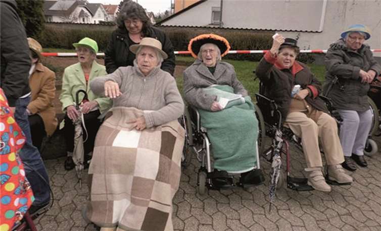 Große Freude kam immer dann auf, wenn die Bewohner Zugteilnehmer erkannten oder ein lautes Ahoi herüber hallte. privat