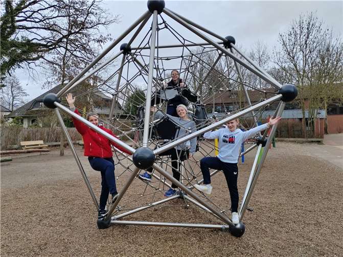 Wichtige zwei Punkte beim Doppelauswärtsspieltag geholt  Große Freude nach dem Sieg in Großburgwedel (von links): Hannah Krießbach, Hannah Schönau, Steffi Hoffmann und Luisa Düchting. Foto: privat